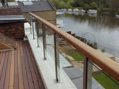 Thames bespoke structural glass ballustrading and iroko hand rail upon composite coping detail