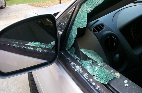 Broken Auto Glass 628